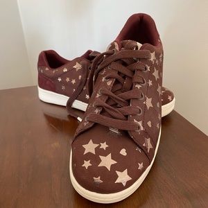 Ellen Degeneres Burgundy Star Patterned Sneaker in 9M - EUC